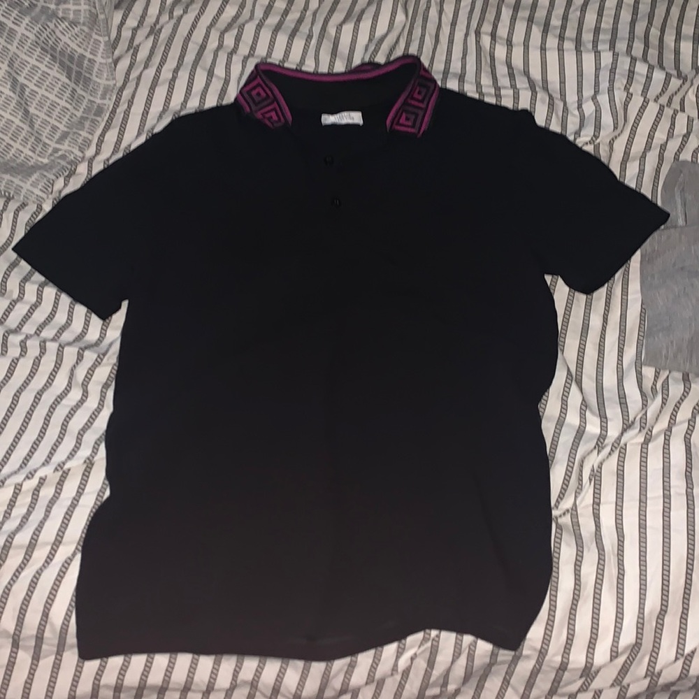 I’m selling this shirt because it doesn’t fit me, it’s a size small worn once.